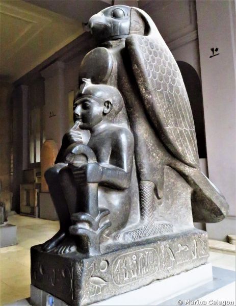 Marina CELEGON, Una statua da “settimana enigmistica”.