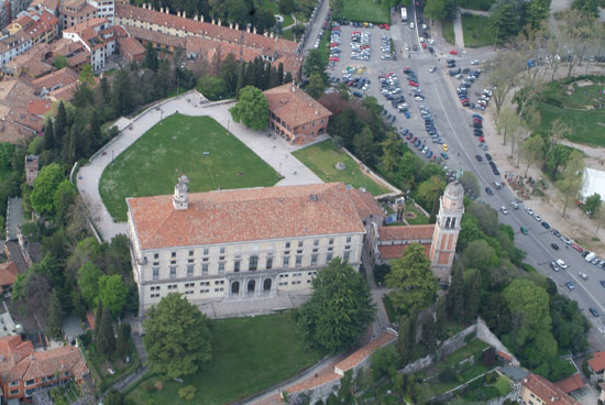 UDINE. Il colle del Castello di Udine. Il più grande tumulo artificiale della protostoria europea.